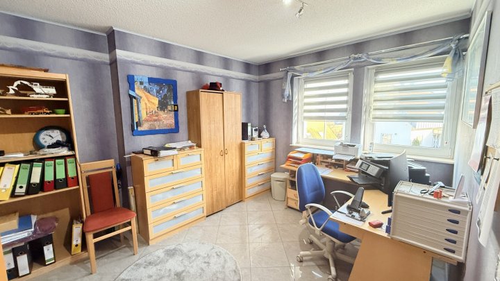 Großzügiges Architektenhaus mit Einliegerwohnung und Weitblick über das Saartal zu verkaufen