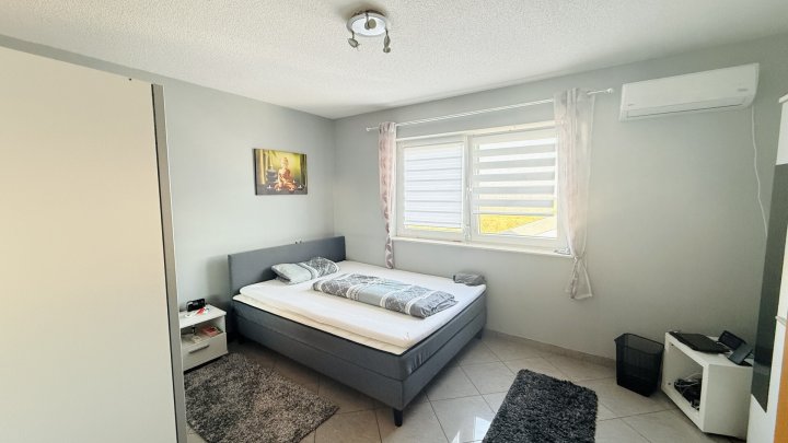 Großzügiges Architektenhaus mit Einliegerwohnung und Weitblick über das Saartal zu verkaufen