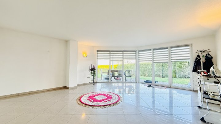 Großzügiges Architektenhaus mit Einliegerwohnung und Weitblick über das Saartal zu verkaufen