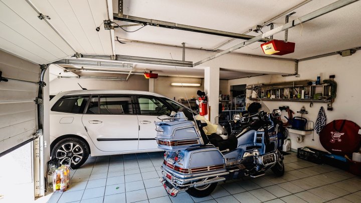 Großzügiges Architektenhaus mit Einliegerwohnung und Weitblick über das Saartal zu verkaufen