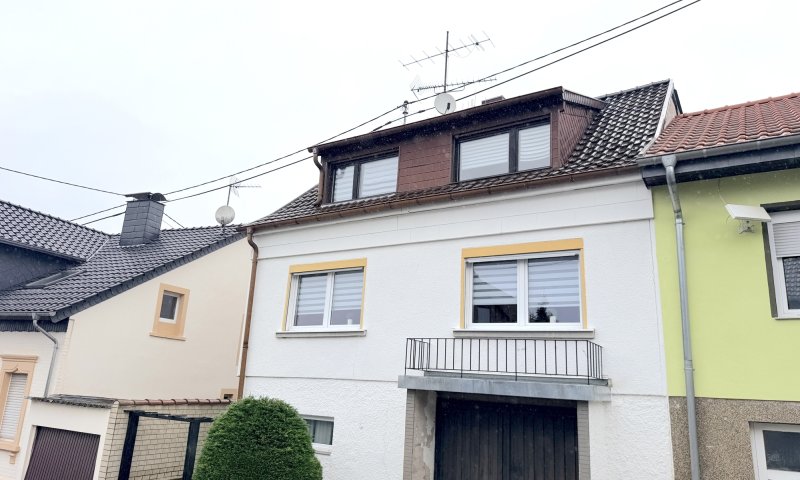 Zentrales Einfamilienhaus für große Familien oder zwei Wohnungen mit großem Garten