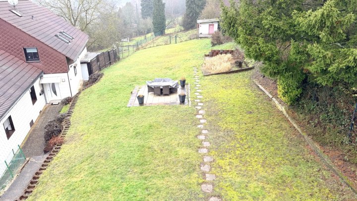 Zentrales Einfamilienhaus für große Familien oder zwei Wohnungen mit großem Garten