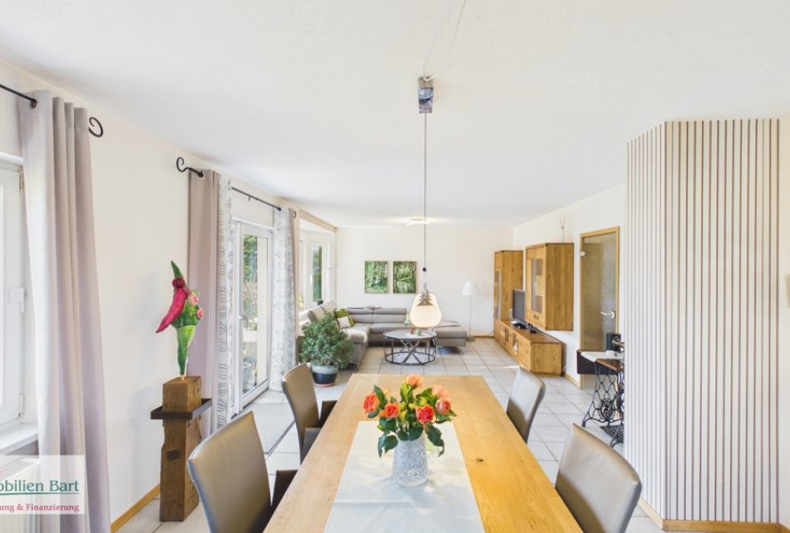 Essbereich mit Zugang zur Terrasse