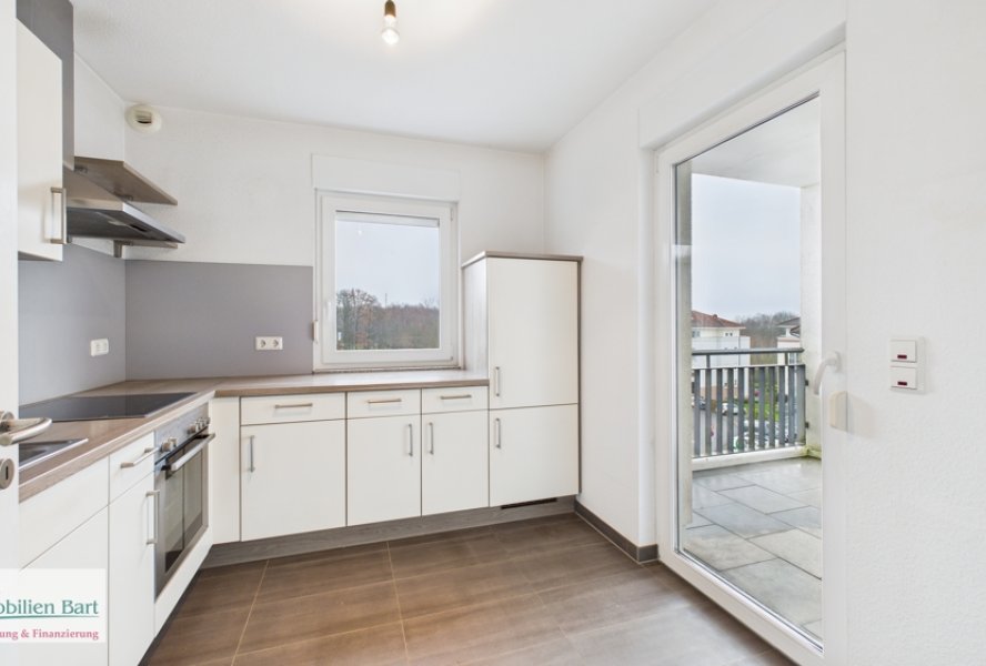 Küche mit Ausgang zum Balkon