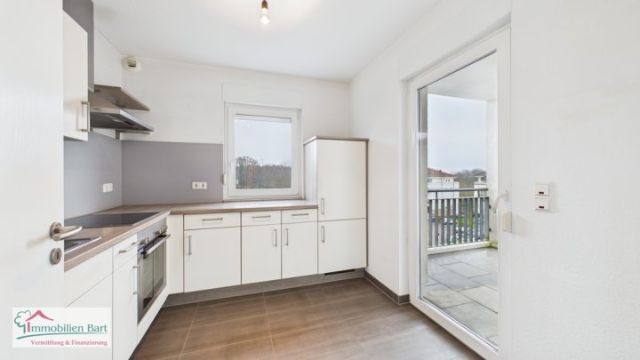 ALTERSGERECHTE WOHNUNG / SEPARATES WC / GROßER TIEFGARAGENSTELLPLATZ !