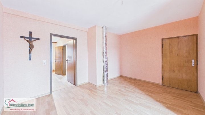 GRENZE L-SCHENGEN: BAUERNHAUS MIT GROßEN NEBENGEBÄUDEN IN PERL-BORG!