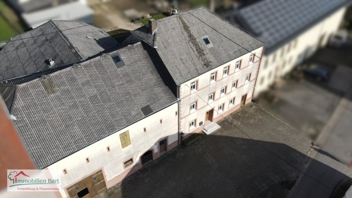 GRENZE L-SCHENGEN: BAUERNHAUS MIT GROßEN NEBENGEBÄUDEN IN PERL-BORG!