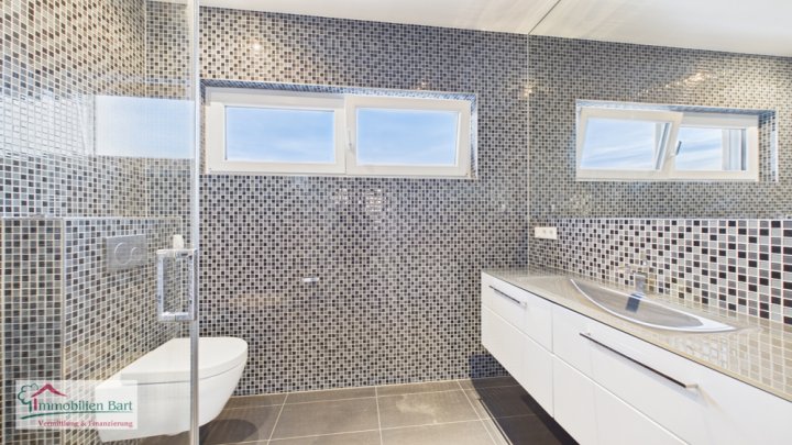 NEUWERTIGE 92 M² WOHNUNG / TIEFGARAGE / 2 SCHLAFZIMMER / 2 BÄDER