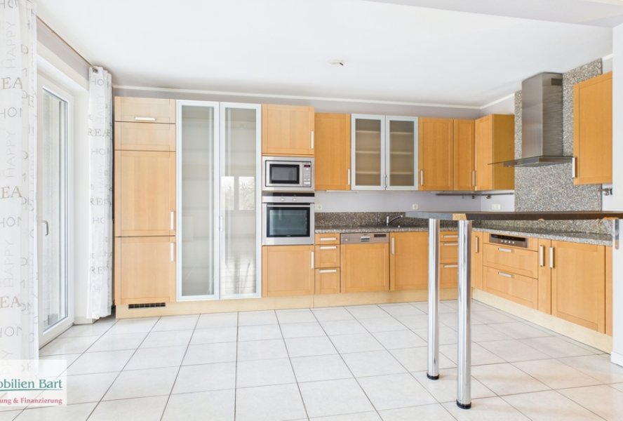 Küche mit Zugang zum Balkon