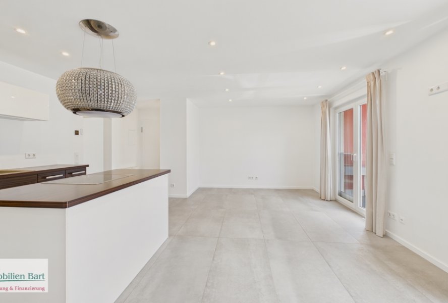 offener Wohn-/Essbereich mit Küche und Zugang zum Balkon