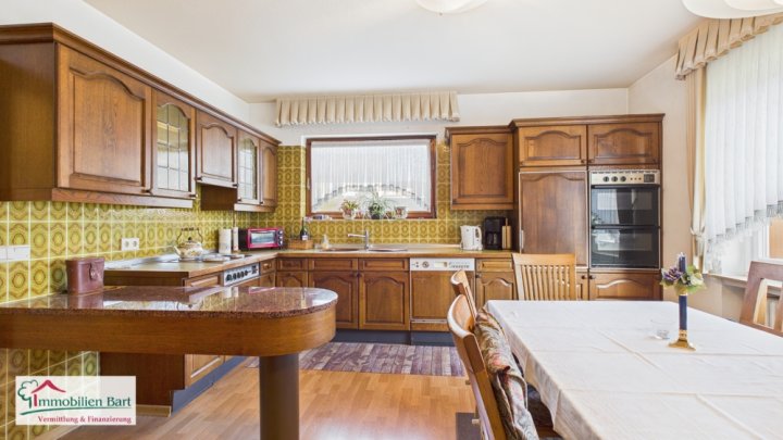 GRENZNÄHE: 4 GROßE GARAGEN / 276 M² WOHNHAUS / SOFORT VERFÜGBAR!