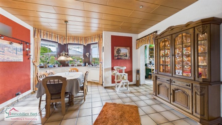 SOFORT VERFÜGBAR! GEPFLEGTES WOHNHAUS MIT TOLLEM GARTEN IN GEFRAGTER WOHNLAGE!