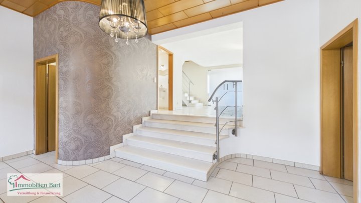 GRENZNÄHE: GEPFLEGTES 228 M² WOHNHAUS MIT TOP FERNSICHT!