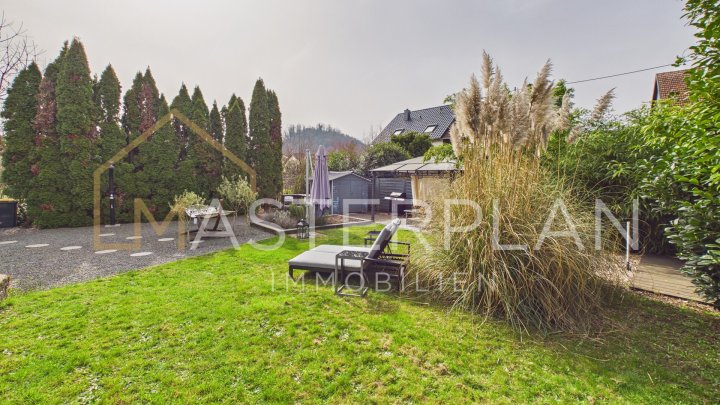 Stilvoll renoviertes Einfamilienhaus mit Panoramakamin, Traumküche und inklusive Baugrundstück in ruhiger Sackgasse