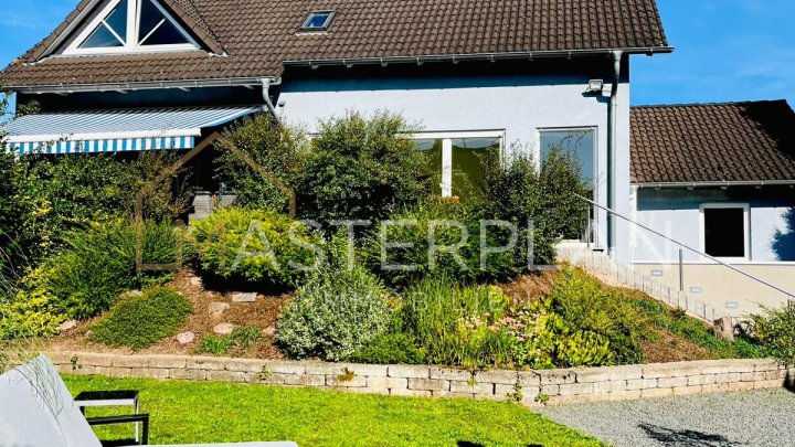 Stilvoll renoviertes Einfamilienhaus mit Panoramakamin und Traumküche  in ruhiger Sackgasse!

Angrenzendes Baugrundstück im Preis inklusive!