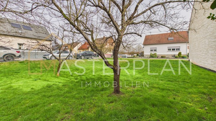 Stilvoll renoviertes Einfamilienhaus mit Panoramakamin, Traumküche und inklusive Baugrundstück in ruhiger Sackgasse
