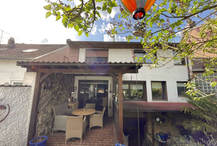 Rückansicht mit Terrasse