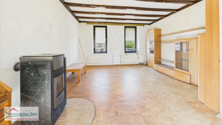 BECKINGEN: WOHNHAUS MIT SCHÖNEM GARTEN UND GARAGE IN ZENTRALER LAGE!