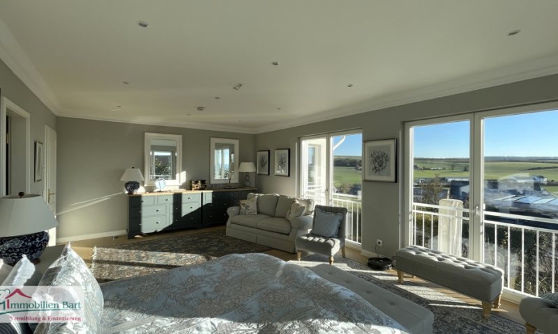 DESIGNERVILLA MIT POOL AN DER LUXEMBURGISCHEN GRENZE!