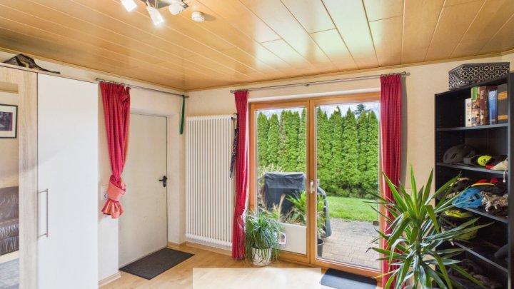 Extravagantes Einfamilienhaus mit 3 Garagen und Nebengebäuden