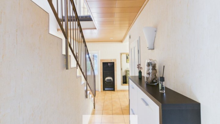 Extravagantes Einfamilienhaus mit 3 Garagen und Nebengebäuden