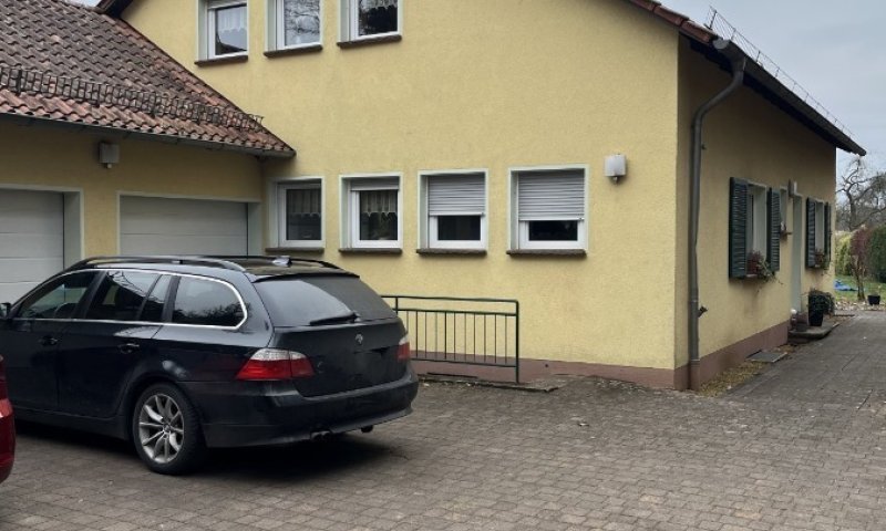 Einfamilienhaus mit 3 Garagen und Nebengebäuden, sowie großem Garten zu verkaufen.