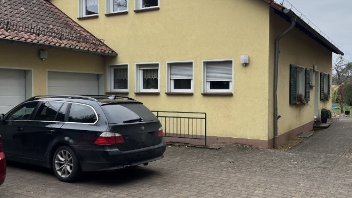 Extravagantes Einfamilienhaus mit 3 Garagen und Nebengebäuden