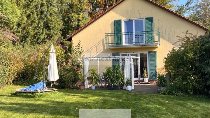 Einfamilienhaus mit 3 Garagen und Nebengebäuden, sowie großem Garten zu verkaufen.