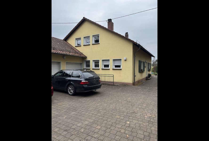 Einfahrt mit 3 Garagen