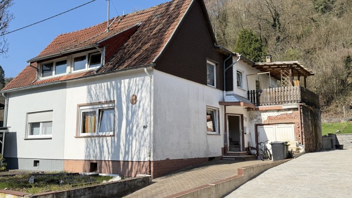 Doppelhaushälfte mit Garten und Stellplatz - mit Renovierungsbedarf