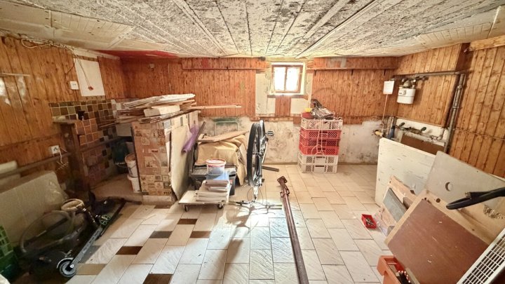 Doppelhaushälfte mit Garten und Stellplatz - mit Renovierungsbedarf