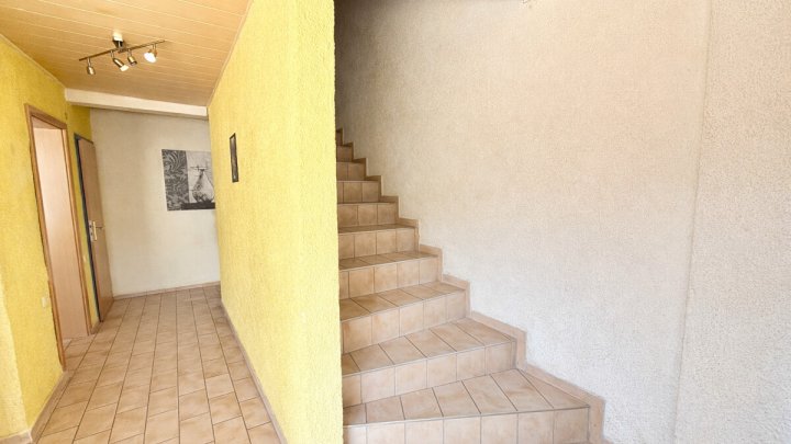 Doppelhaushälfte mit Garten und Stellplatz - mit Renovierungsbedarf