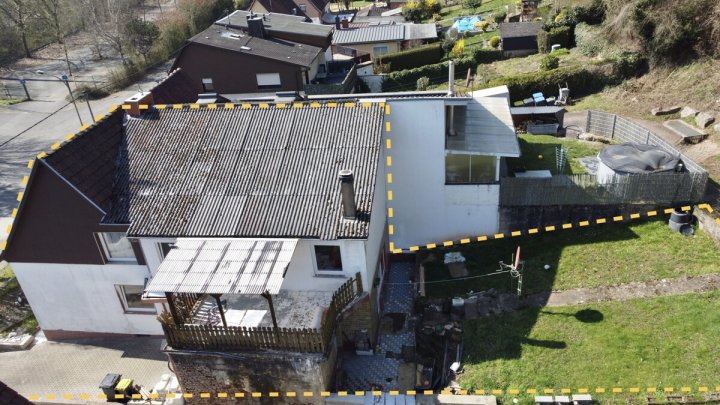 Doppelhaushälfte mit Garten und Stellplatz - mit Renovierungsbedarf