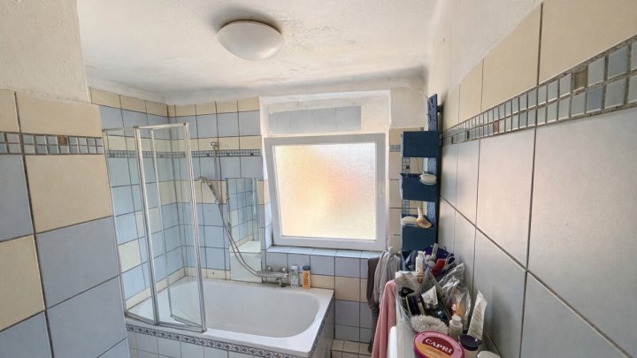 Doppelhaushälfte mit Garten und Stellplatz - mit Renovierungsbedarf