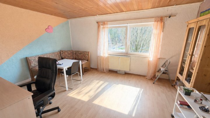 Doppelhaushälfte mit Garten und Stellplatz - mit Renovierungsbedarf