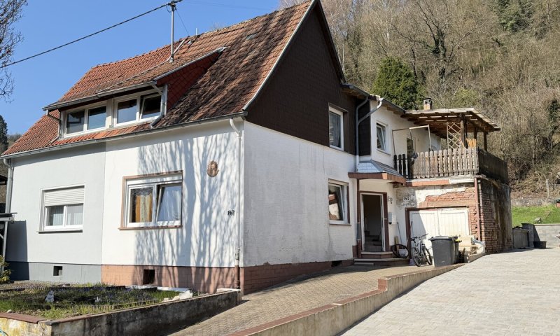 Doppelhaushälfte mit Garten und Stellplatz - mit Renovierungsbedarf