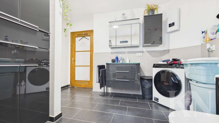 Zentrale Gewerbeimmobilie mit Wohnbereich – Sichtbarkeit und Potenzial in Heusweiler