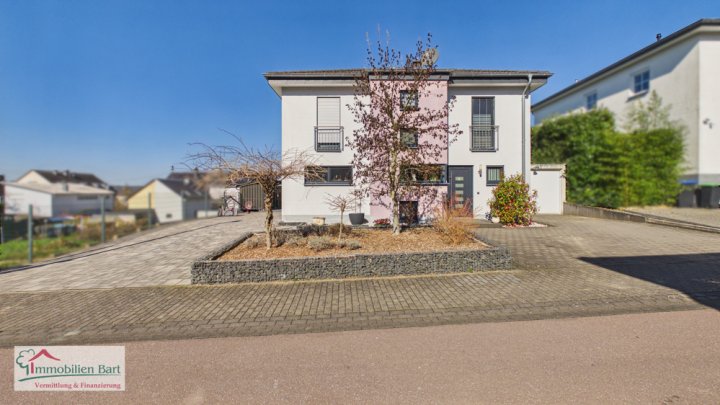 GRENZE L-SCHENGEN: WOHNHAUS MIT KELLER, 2 GARAGEN UND GARTEN IN TOP WOHNLAGE