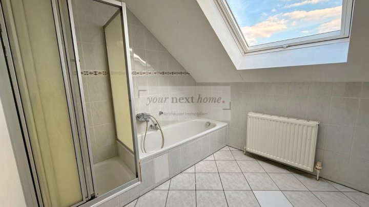 2 Zimmer Dachgeschosswohnung auf ca. 84 m² mit großem sonnigen Balkon in Wadgassen