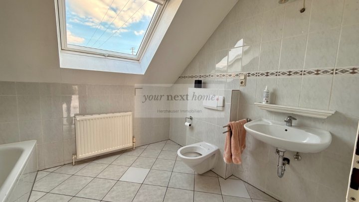 2 Zimmer Dachgeschosswohnung auf ca. 84 m² mit großem sonnigen Balkon in Wadgassen