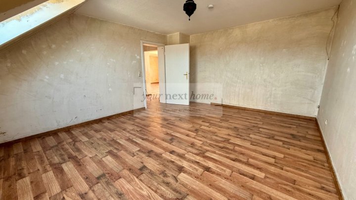 2 Zimmer Dachgeschosswohnung auf ca. 84 m² mit großem sonnigen Balkon in Wadgassen