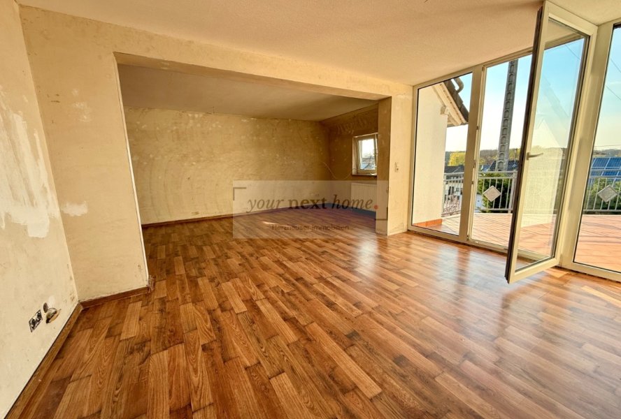 helles Wohn-Esszimmer mit Ausgang zum Balkon