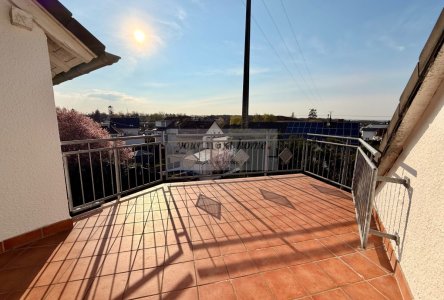 Großer sonniger Balkon