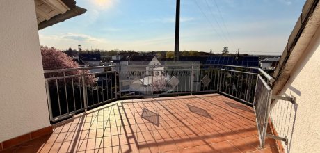 Großer sonniger Balkon