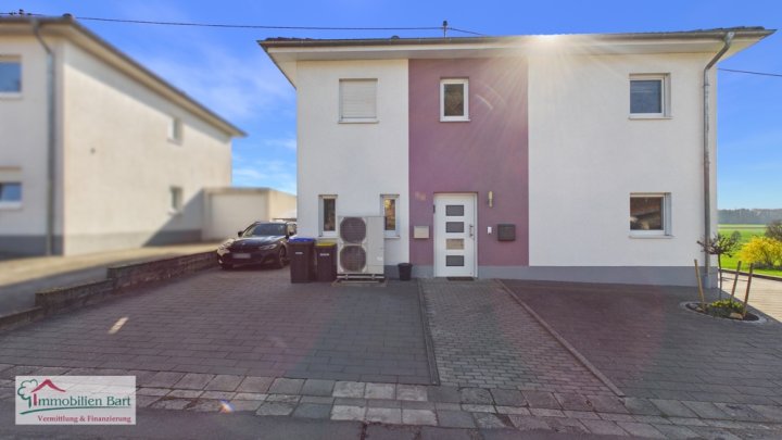 PERL-OBERLEUKEN: CA. 90 M² WOHNUNG / GARTEN / 3 STELLPLÄTZE / FERNBLICK