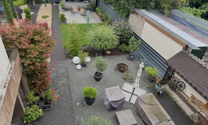 Schönes Ein oder Zweifamilienhaus mit Potenzial dazu einer Garage mit Gartendurchfahrt