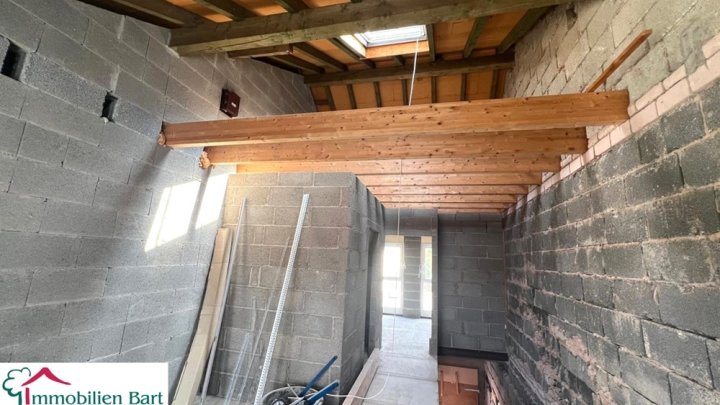 GROSSE GARAGE + APPARTMENT IM ROHBAU