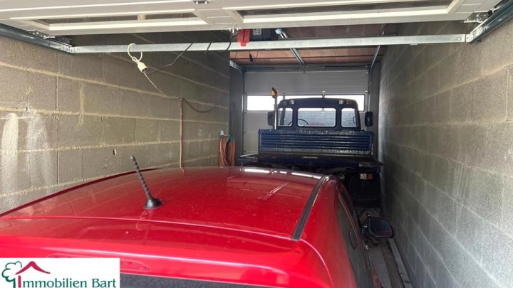 GROSSE GARAGE + APPARTMENT IM ROHBAU