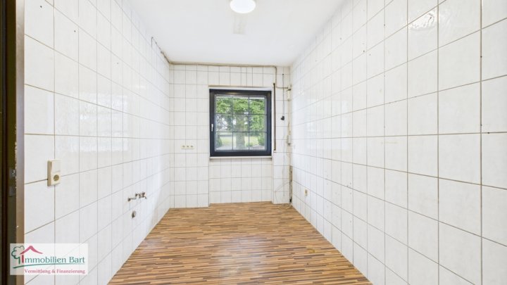 VIELSEITIGE VERWENDUNG: 325 M², WOHN UND NUTZFLÄCHE, GARAGEN UND GARTEN IN GRENZNÄHE