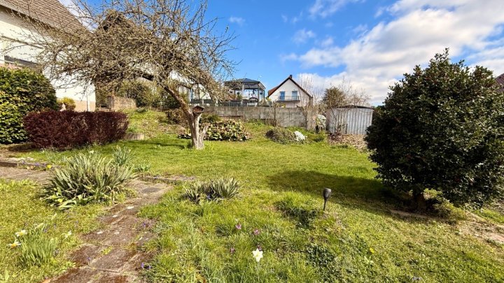 Ein- bis Zweifamilienhaus in Friedrichsthal auf insgesamt ca. 163 m² mit sonnigem Garten